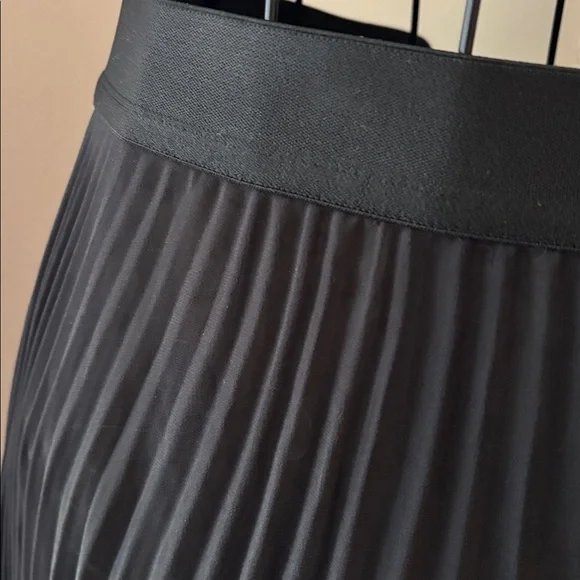 CARBON38 Mesh Pleated Skirt - Picture 4 of 5